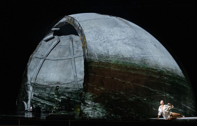 Merteuil (Mojca Erdmann, soprano) et Francesca Ciaffoni (danse) au premier plan. © Monika Ritterhaus, Staatsoper Berlin.
