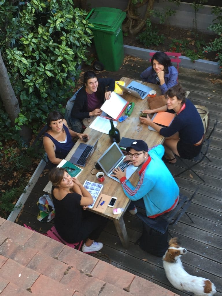 Collectif Marthe : Aurélia Lüscher, Guillaume Cayet, Marie-Ange Gagnaux, Clara Bonnet, Maybie Vareilles, Itto Mehdaoui et le chien Mousse. Photo prise par Matthieu Aron en août 2019 à Paris.