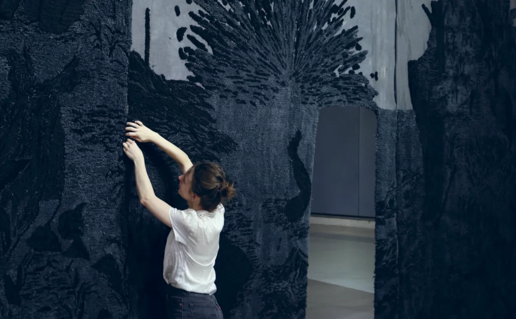 Monolithe (décor d’atla, chorégraphie Louise Vanneste), tapisserie d’Élise Peroi, Kunstenfestivaldesarts (Bruxelles), mai 2019. Photo Thomas Jean Henri.