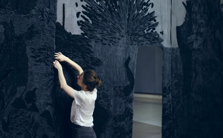 Monolithe (décor d’atla, chorégraphie Louise Vanneste), tapisserie d’Élise Peroi, Kunstenfestivaldesarts (Bruxelles), mai 2019. Photo Thomas Jean Henri.