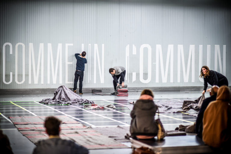 Frédéric Bernier, Madeleine Fournier, Catherine Hershey, Simon Loiseau, Marion Menan et Bastien Mignot dans Boundary Games, mise en scène Léa Drouet, créé au festival Performatik, Kanal-Centre Pompidou (Bruxelles)