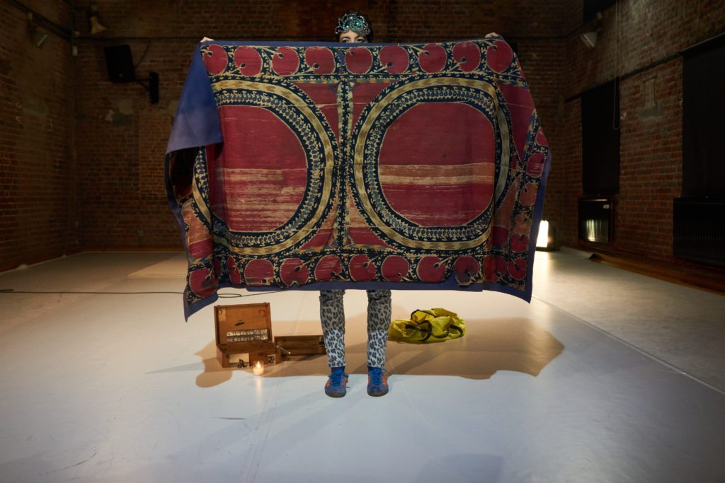 Lara Barsacq dans Lost in Ballets russes, mise en scène Lara Barsacq, création à Charleroi danse - La Raffinerie (Bruxelles), avril 2018. Photo Diego Andrès Moscoso