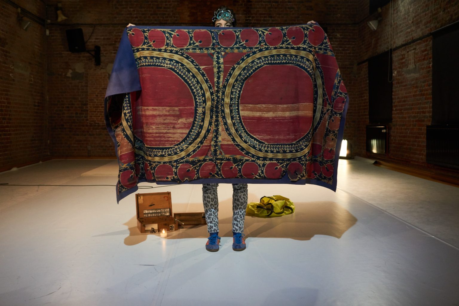 Lara Barsacq dans Lost in Ballets russes, mise en scène Lara Barsacq, création à Charleroi danse - La Raffinerie (Bruxelles), avril 2018. Photo Diego Andrès Moscoso