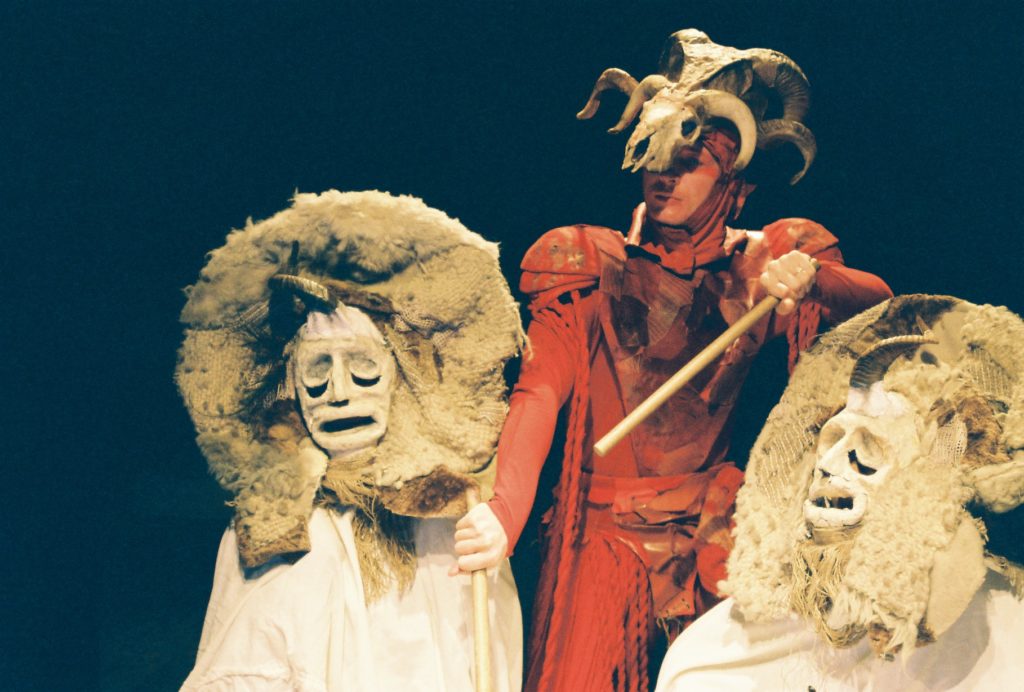 POP-CURSEU, Fig.2, masques de la Semaine radieuse, m. en scene M. Maniutiu