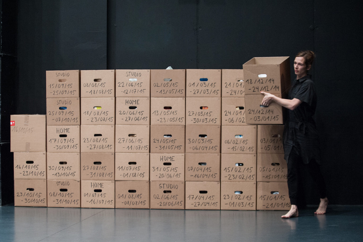 Sarah Vanhee dans Oblivion, mise en scène Sarah Vanhee, création novembre 2015 à Campo Victoria (Gand). Photo Bernhard Müller