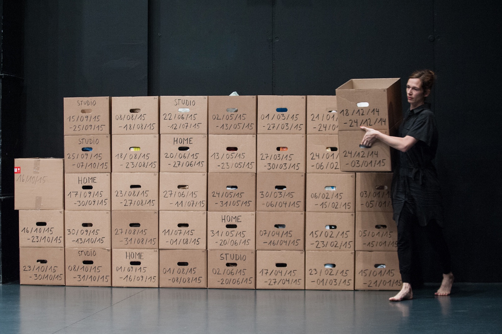 Sarah Vanhee dans Oblivion, mise en scène Sarah Vanhee, création novembre 2015 à Campo Victoria (Gand). Photo Bernhard Müller