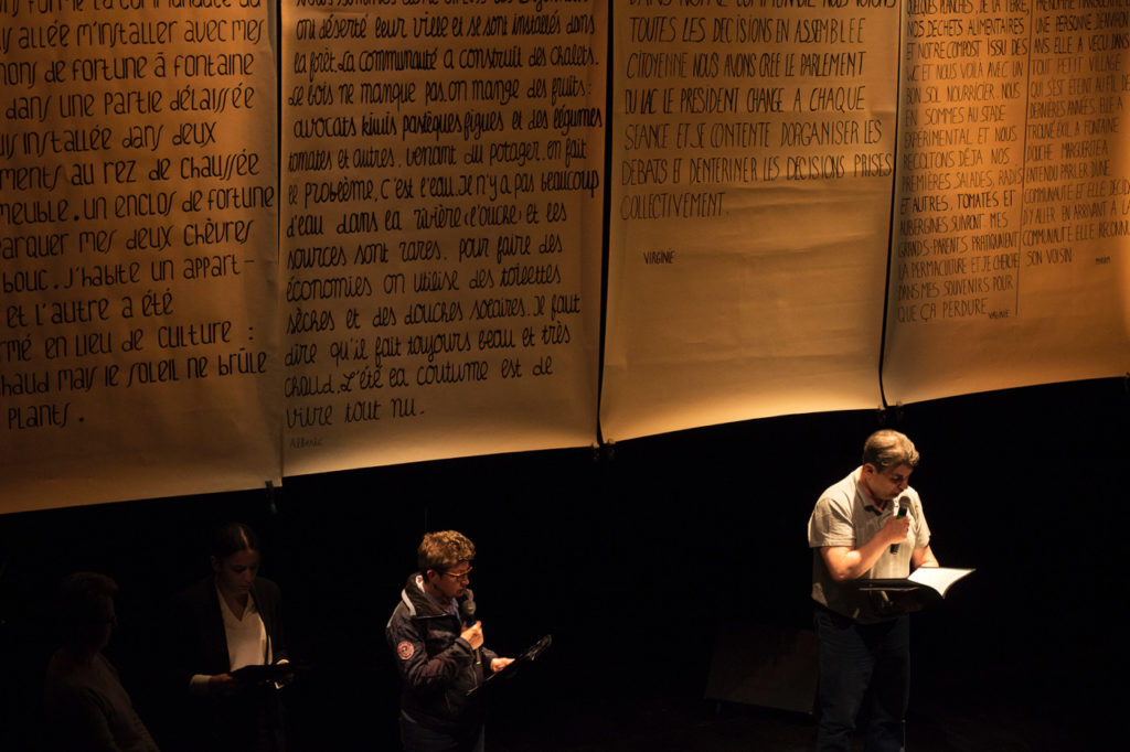 Le mur de textes, Le Grand Orchestre de la transition, textes écrits par des patients de l’espace des expressions Bachelard (Dijon). Théâtre de l’Atheneum, Dijon, 20 mars 2019. Photo Marion Boisard.
