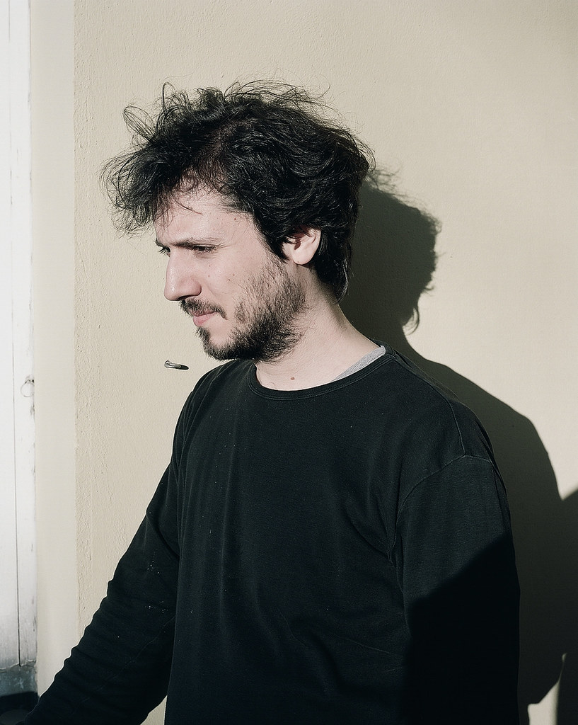 David Marton photographié par son scénographe Christian Friedländer à Berlin. © DR