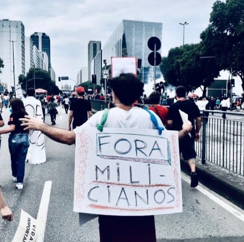 Enrique Diaz lors d’une performance dans les rues de Rio de Janeiro, 2018. Photo : Isabel Muniz.