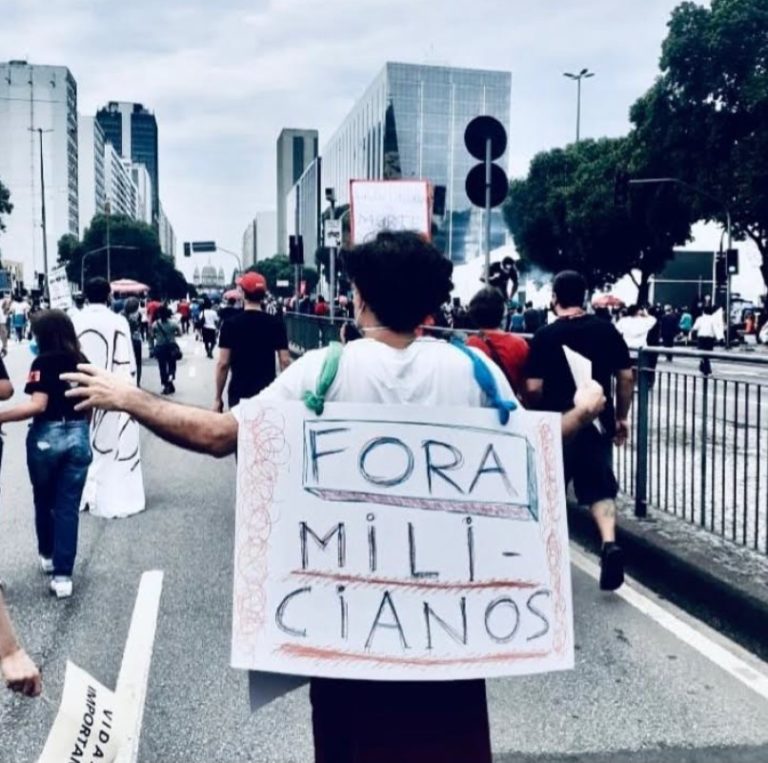 Enrique Diaz lors d’une performance dans les rues de Rio de Janeiro, 2018. Photo : Isabel Muniz.