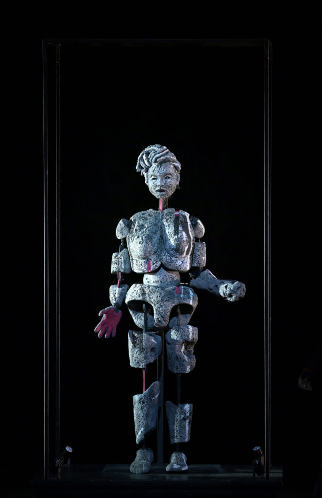 La marionnette Aida dans sa vitrine de musée, Aida de Giuseppe Verdi, mise en scène Lotte de Beer, Opéra de Paris, 2021. Photo Vincent Pontet.