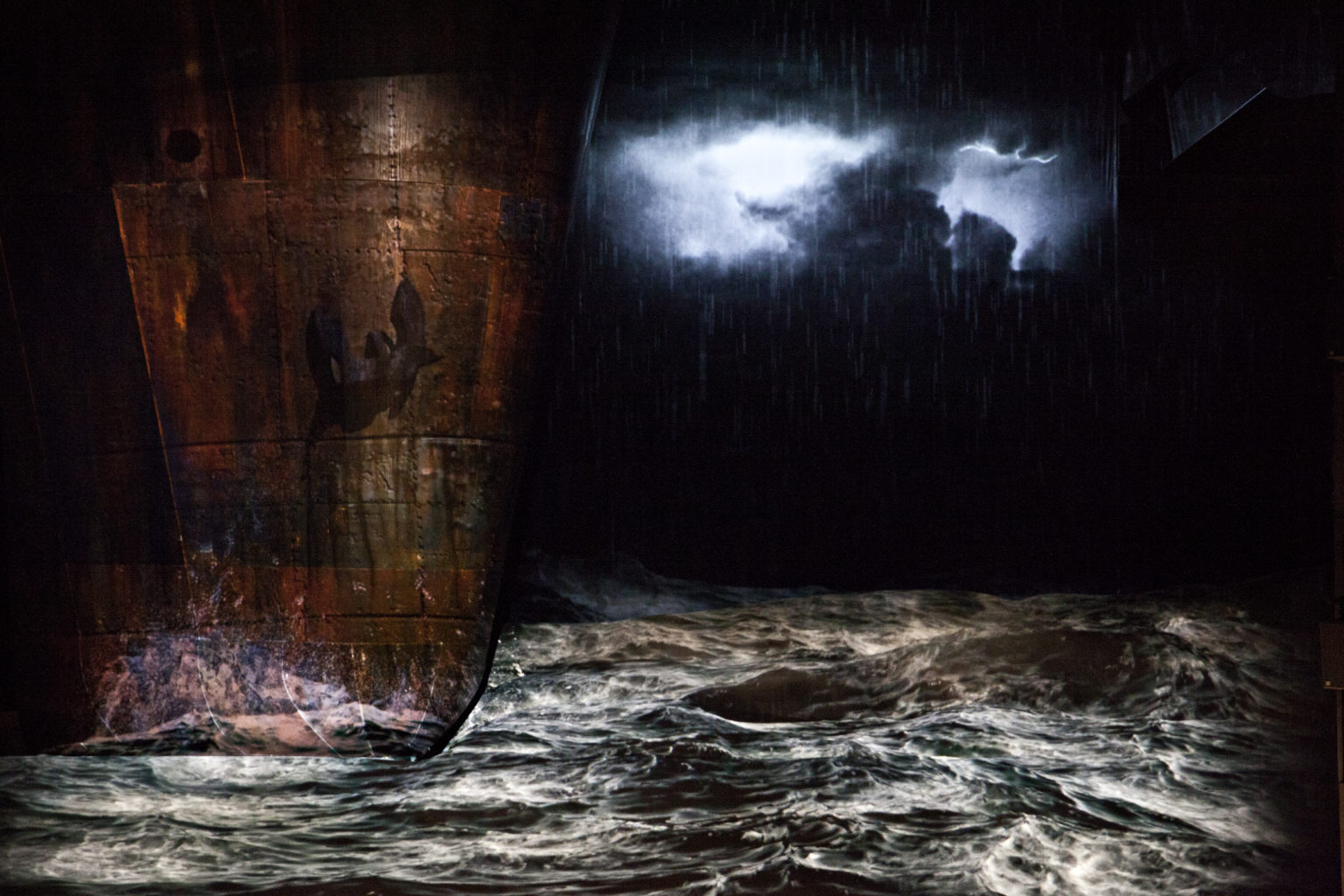 Le Vaisseau fantôme de Richard Wagner, mise en scène Àlex Ollé, Opéra de Lyon, 2014. Photo Jean-Louis Fernandez.