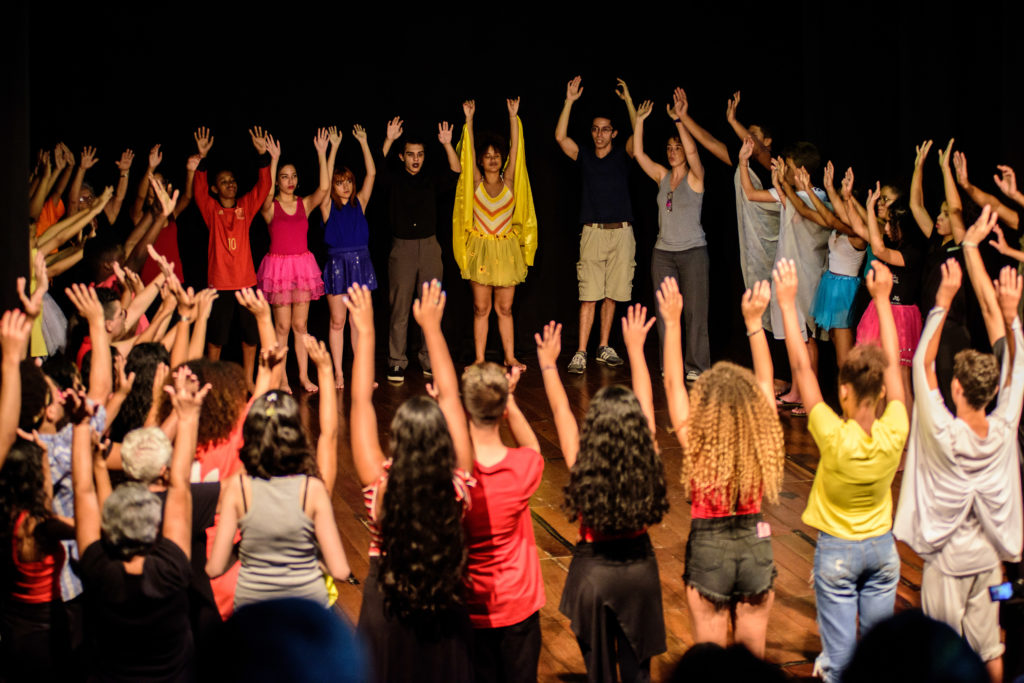 Séance d’atelier dans le cadre du programme Teatro em Comunidades, Salle Paschoal Carlos Magno (Palcão/UNIRIO), Rio de Janeiro, 2019. Photo : Joselia Frasão.