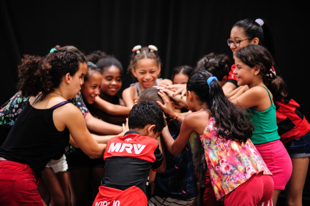 Séance d'atelier dans le cadre du programme Teatro em Comunidades, Centro de Artes da Maré (Nova Holanda), Rio de Janeiro, 2019. Photo : Joselia Frasão.