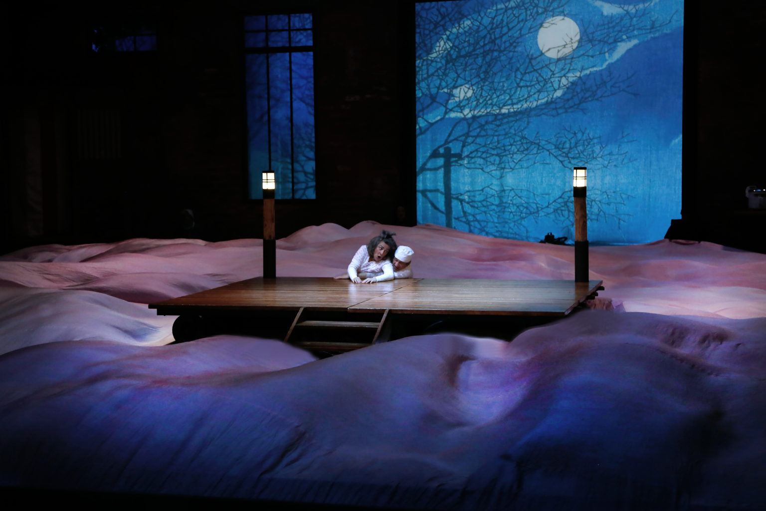 L'Île d'or (2021) Cornélia (Hélène Cinque) et son ange gardien-infirmier Gabriel (Sébastien Brottet-Michel) © Michèle Laurent