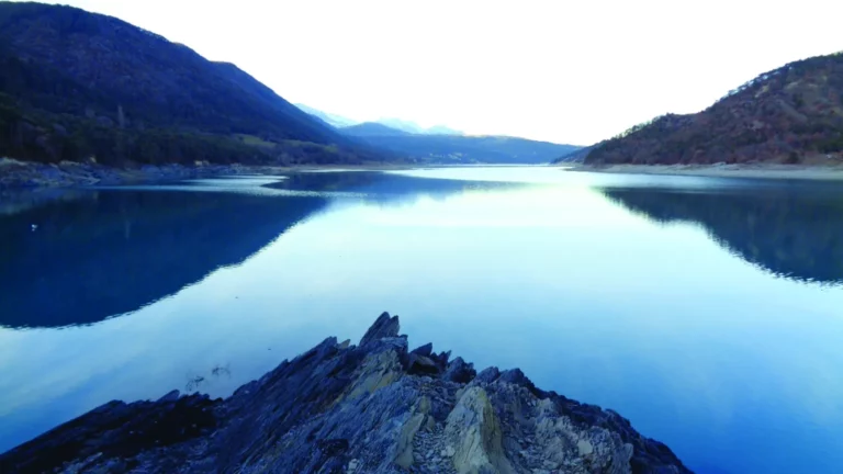 «Oh masse invisible, comme tu nous agis ». Photo Yann Boudaud.