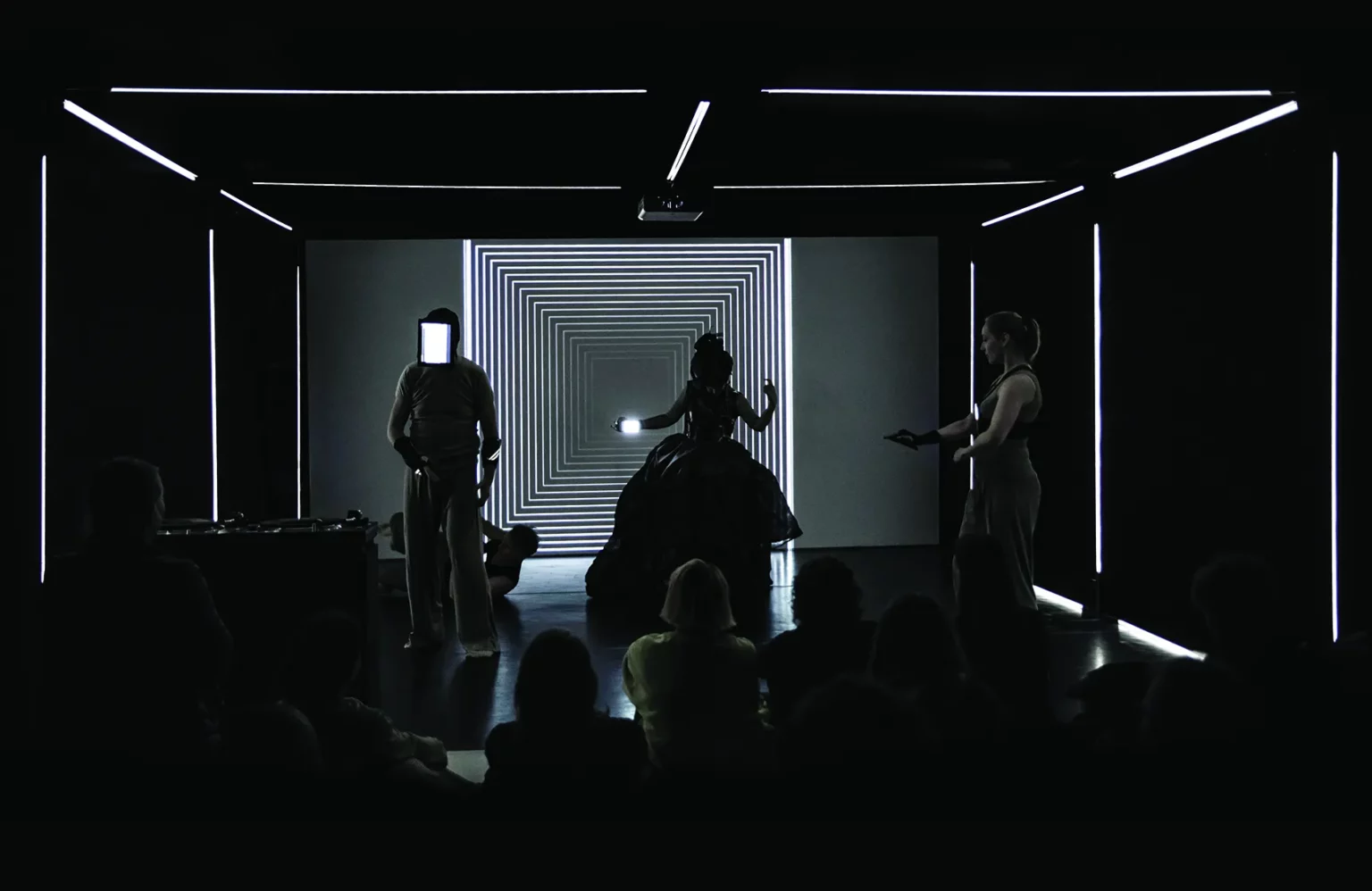 Kontr-akt, installation performative IP Group + Wrocławski Teatr Pantomimy de Henryk Tomaszewski, créée dans le cadre de la 18e Biennale d’Art Média HUMAN ASPECT, Pantomime Wrocław (Pologne), 2019, IP Studio. Photo Natalia Kabanov. (Idem page suivante).