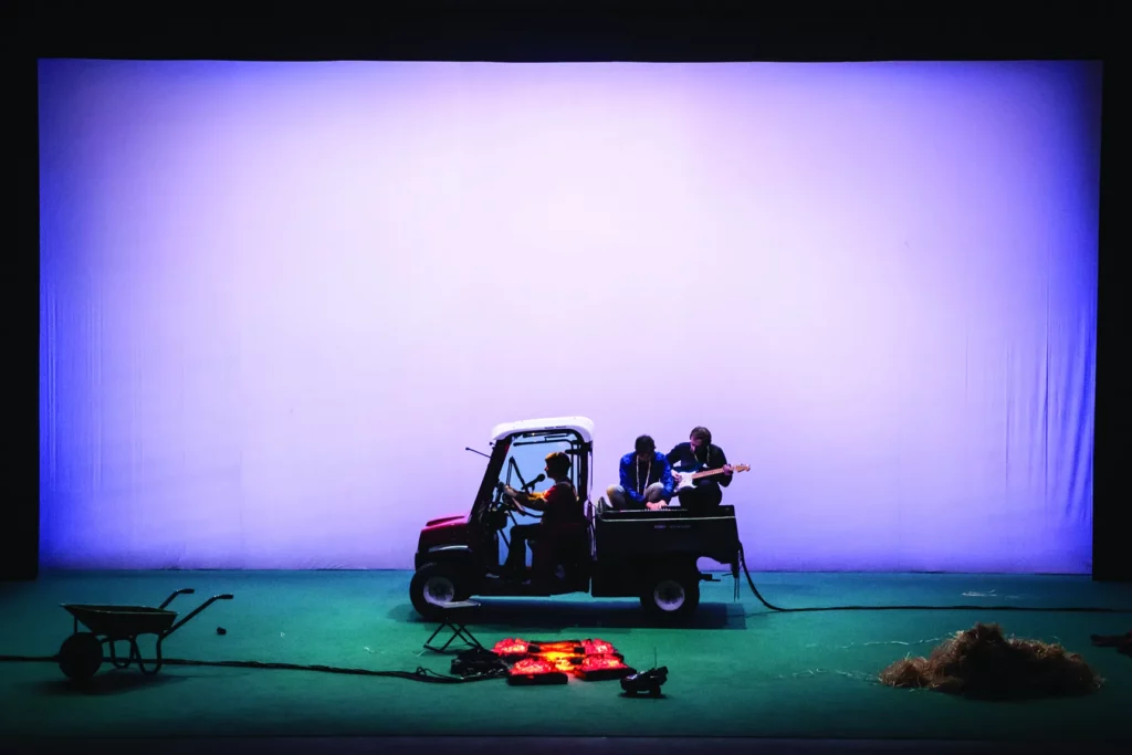 On traversera le pont une fois rendu à la rivière, conception et mise en scène Antoine Defoort, Mathilde Maillard, Sébastien Vial, création Le Vivat (Armentières), 2017. Photo Simon Gosselin.