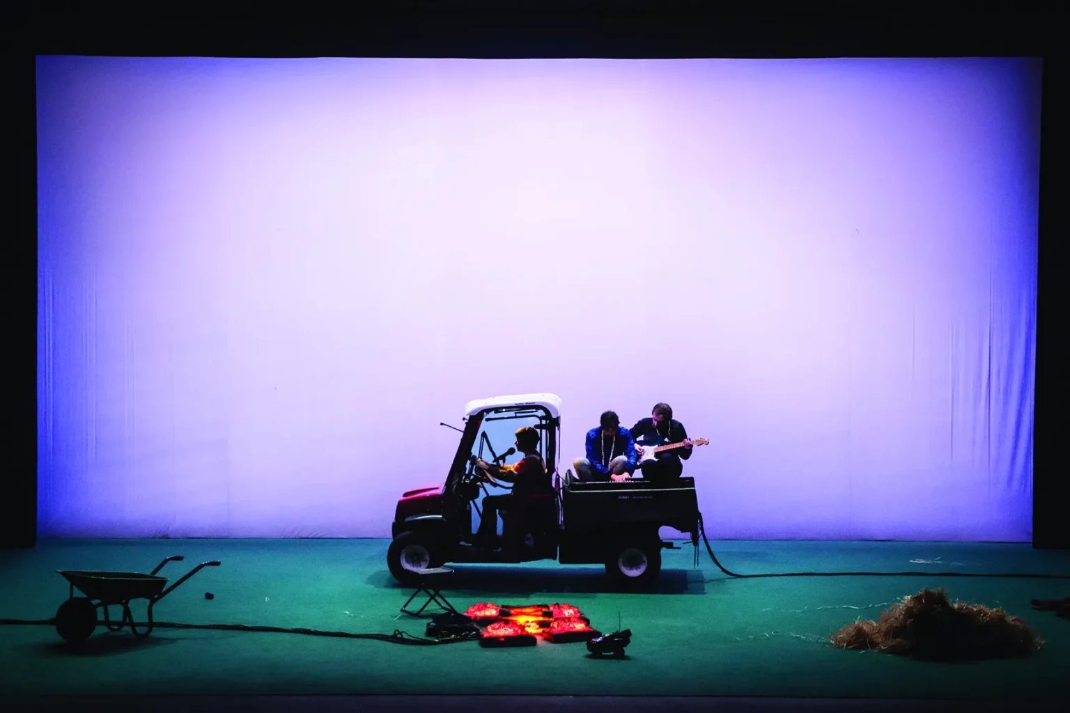 On traversera le pont une fois rendu à la rivière, conception et mise en scène Antoine Defoort, Mathilde Maillard, Sébastien Vial, création Le Vivat (Armentières), 2017. Photo Simon Gosselin.