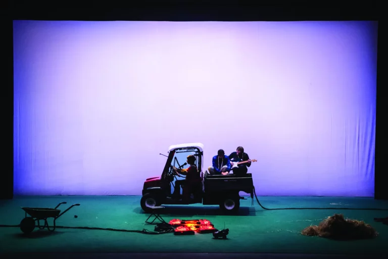 On traversera le pont une fois rendu à la rivière, conception et mise en scène Antoine Defoort, Mathilde Maillard, Sébastien Vial, création Le Vivat (Armentières), 2017. Photo Simon Gosselin.