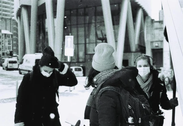 Image du tournage de La vie sans nuit, création radiophonique du collectif La Brute, 2021. Photo Jérôme de Falloise.