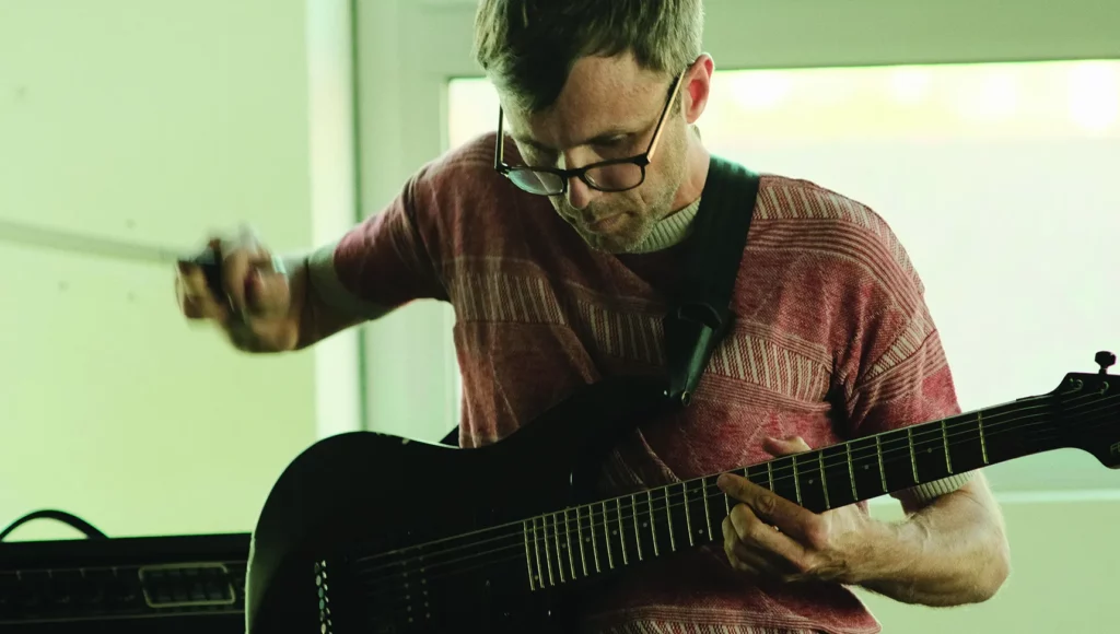 Tom Pauwels à la guitare. Photo Valentin Schaff.