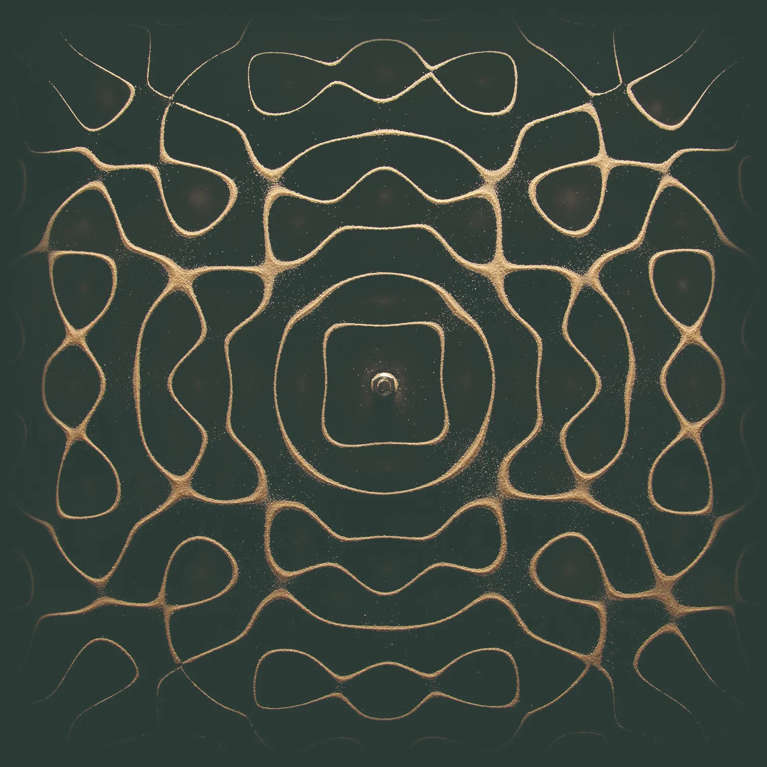 Figure acoustique d’Ernst Éditions de l’Éclat, 2012. Chladni (1756-1827), une des premières représentations graphiques du son réalisée à partir d’une plaque de cuivre, de sable fin et d’un archet.