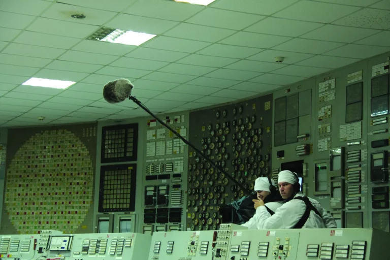 Félix Blume en compagnie de Colin Lévêque sur le tournage de Chernobyl 4 ever de Alain De Halleux (Ukraine), 2010.