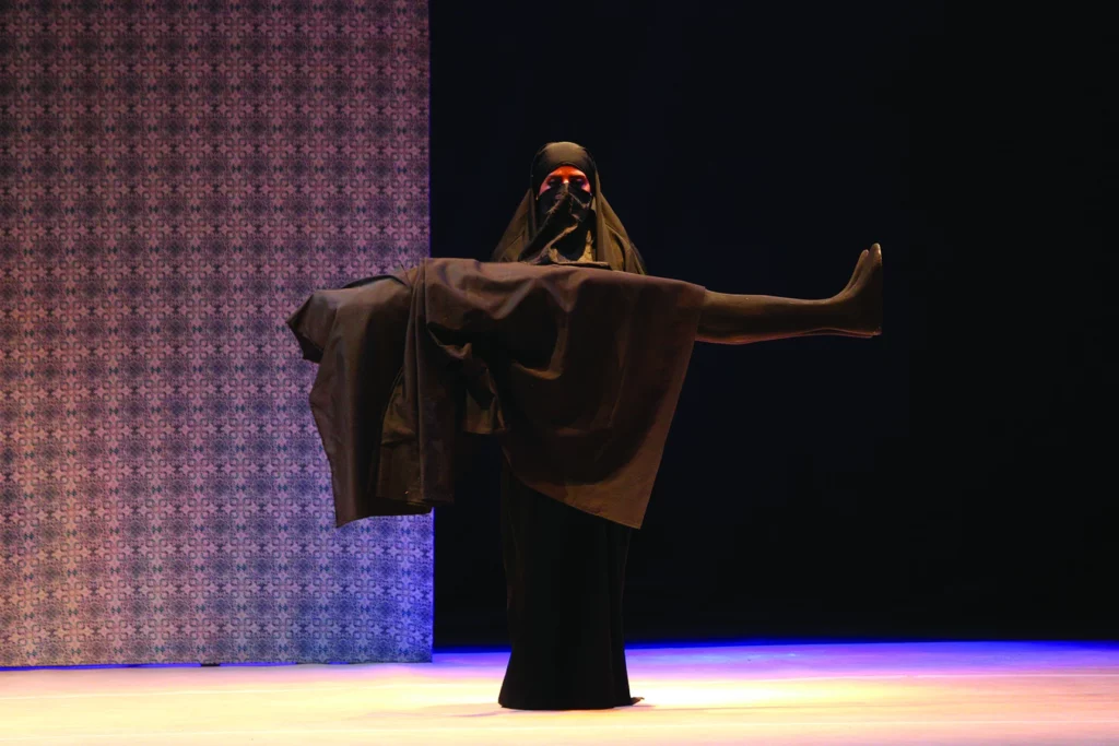 Amel Benhadou dans Solo, mis en scène par Mohamed El Hor, Rabat, 2017. Photo Abdelaziz Khalil.