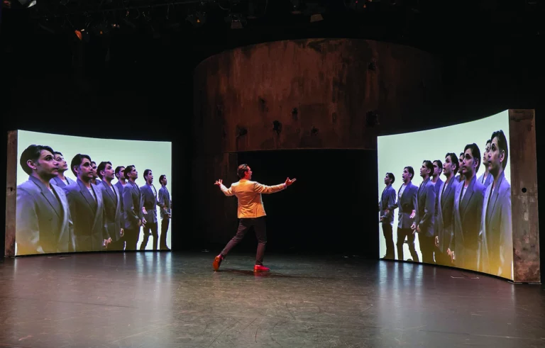 Saad Al Ghefari dans The Factory, mis en scène par Omar Abusaada, Berlin 2018. Photo David Baltzer.