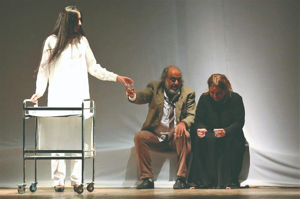 Suha Salem, Falah Ibrahim et Zaman Al-Rubaie dans Ô Seigneur, mis en scène par Mustafa Al-Rikabi. Photo Ali Hadnan.