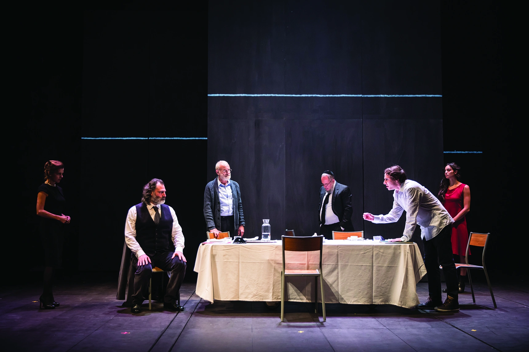 Judith Rosmair, Raphael Weinstock, Rafael Tabor, Victor De Oliveira, Jérémie Galiana, Souheila Yacoub dans Tous des oiseaux, mis en scène de Wajdi Mouawad, Paris, La Colline, 2017. Photo Simon Gosselin.