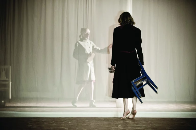 Anne-Sophie de Bueger et Florence Hebbelynck dans Affaire d’âme (d’après Une affaire d’âme d’Ingmar Bergman), mis en scène par Myriam Saduis 2009, Théâtre Océan Nord, Bruxelles. Photo Serge Gutwirth.