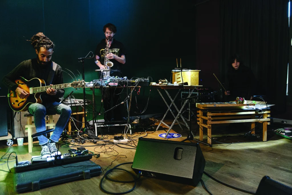 Amine Dhouibi, Mattias de Craene, Yara Asmar en résidence pour le projet Halaqat à Werkplaats Walter, Bruxelles 2021. Photo Samir Amezian.