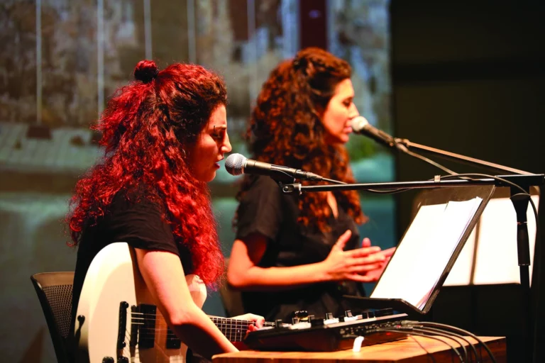 Haya Zaatry et Asmaa Azaizeh dans Ne me croyez pas si je vous parle de la guerre, concert-spectacle de Asmaa Azaizeh, Ramallah, 2022. Photo A.M. Qattan.