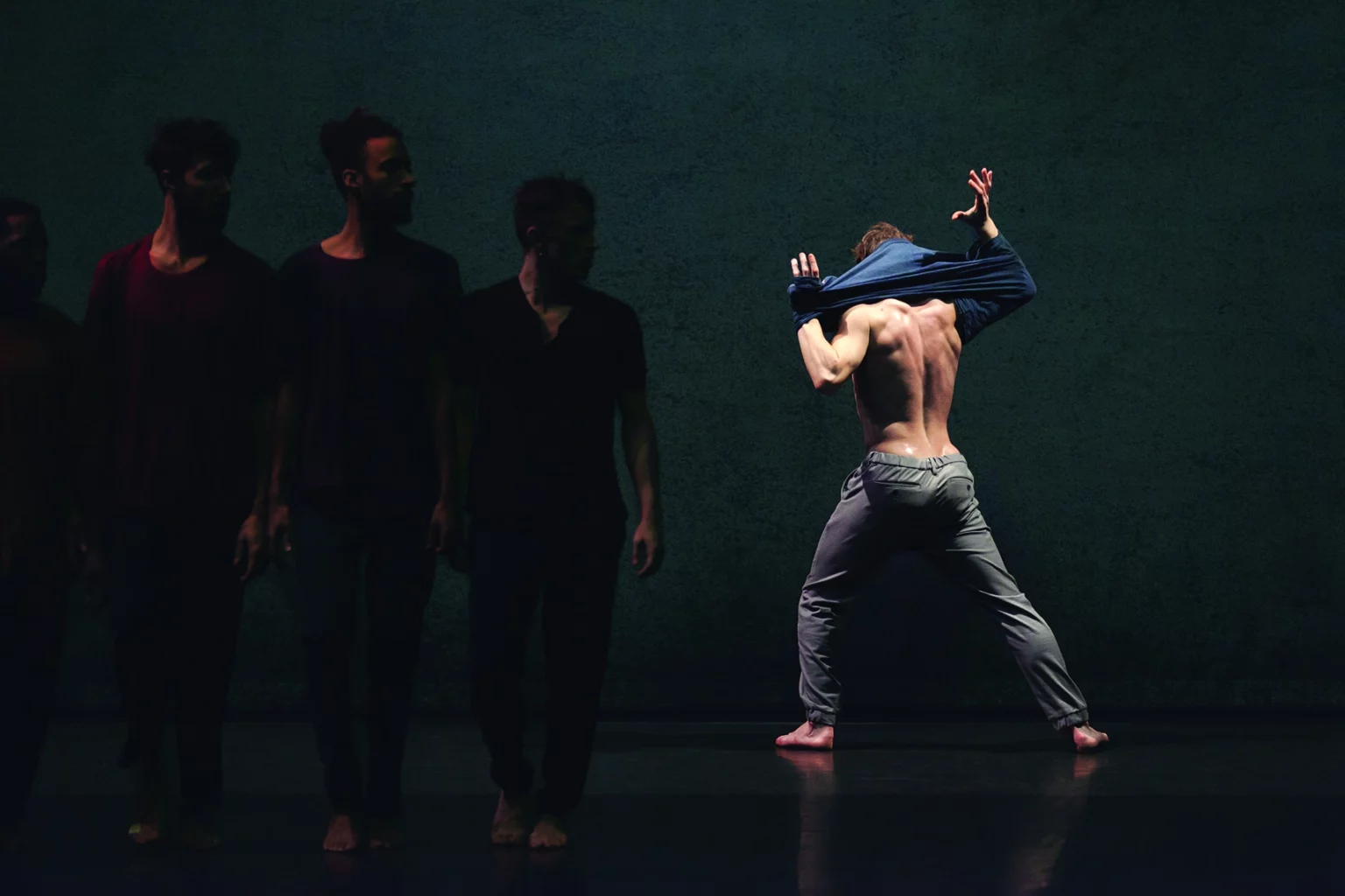 Elias Ardoin, Sami Blond, Mathieu Bord, Maxime Cozic, Yanice Djae, Loïc Elice, Justin Gouin, dans Näss, chorégraphié par Fouad Boussouf 2018. Photo Charlotte Andureau.