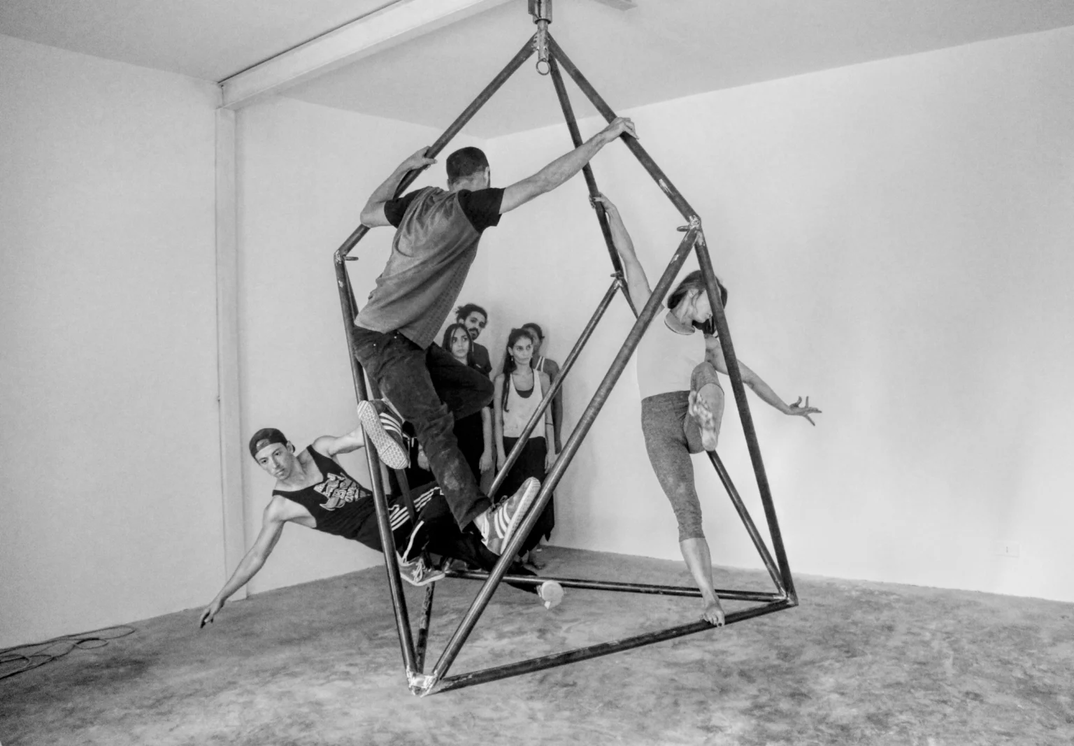 Omar Hasanain, Anas Abunahleh, Shahed Jallad, Susan Bainter Baghdadi, Raneem Nahhas, Daniel Issa, Natalie Salsa’, Rashmi Yeolekar, Mariana Al Tamimi dans Space Harmony project performance d’Abd Al Hadi Nahleh, Amman, 2018. Photo Xioman Ren.