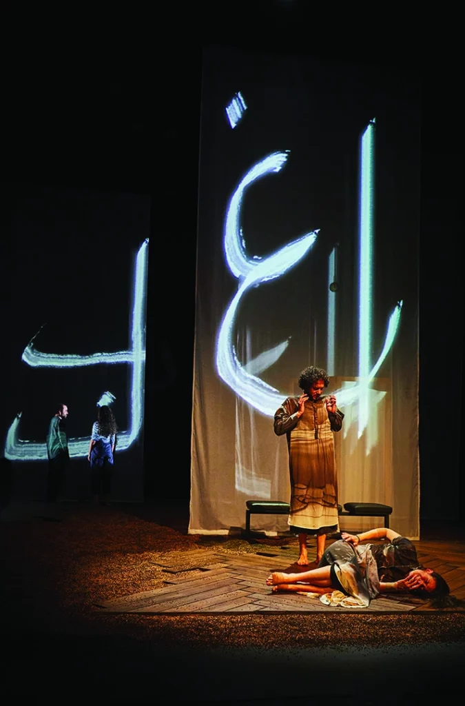 Marie Tirmont et Hicham Boutahar et au second plan David Houri et Mayya Sanbar dans Istiqlal, mis en scène par Tamara Al Saadi, Théâtre des Quartiers d’Ivry, 2021. Photo Christophe Raynaud de Lage.