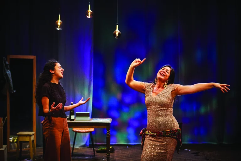 Mayya Sanbar et Lula Hugot dans Istiqlal, mis en scène par Tamara Al Saadi, Théâtre des Quartiers d’Ivry, 2021. Photo Christophe Raynaud de Lage.