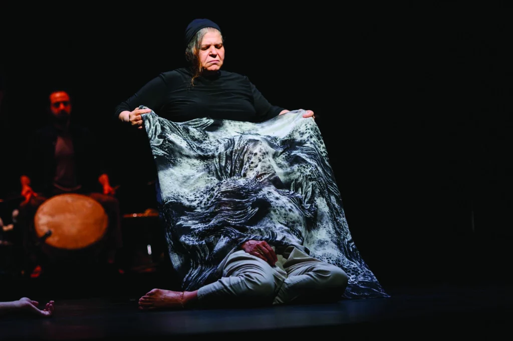 Abbas Mawla et Leila Chahrour dans Told by my mother, chorégraphié par Ali Chahrour, Beyrouth, 2020. Photo Candy Welz.