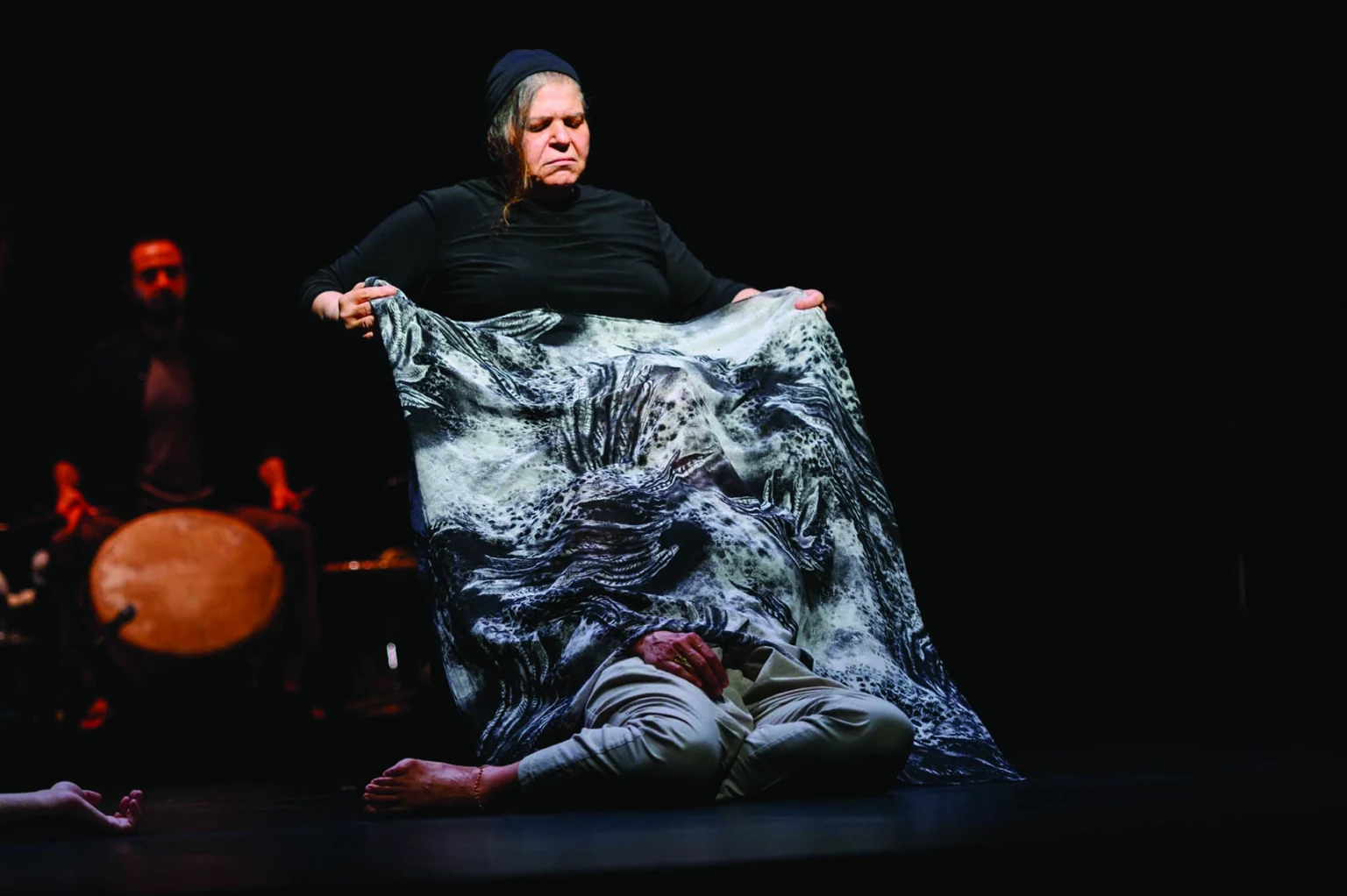 Abbas Mawla et Leila Chahrour dans Told by my mother, chorégraphié par Ali Chahrour, Beyrouth, 2020. Photo Candy Welz.