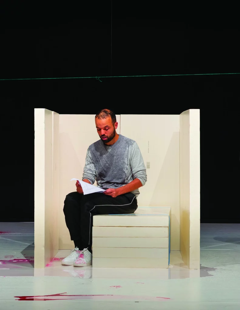 Salim Djaferi dans Koulounisation de Salim Djaferi, Halles de Schaerbeek, Bruxelles, en octobre 2021. Photo Thomas Jean-Henry.