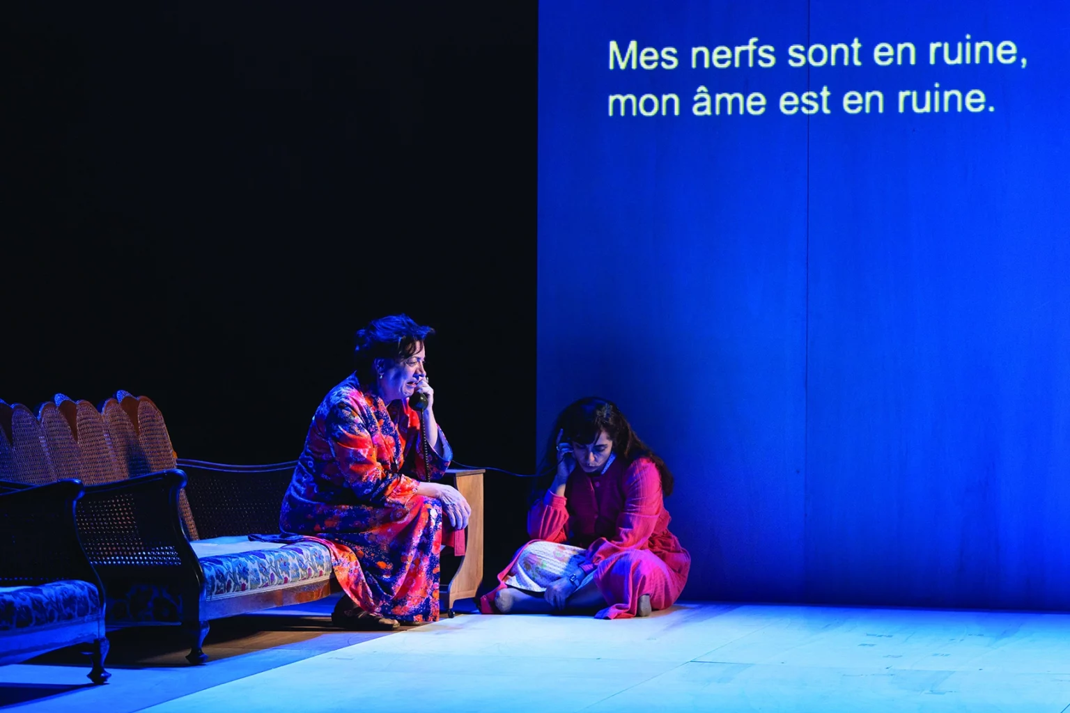 Aïda Sabra et Odette Makhlouf dans Mère, mise en scène par Wajdi Mouawad, Paris, La Colline, 2021. Photo Tuong-Vi Nguyen.
