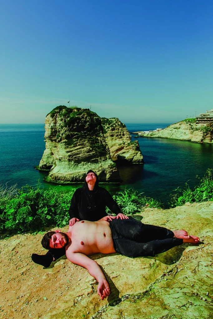 Abbas Mawla et Leïla Chahrour dans Told by my mother chorégraphié par Ali Chahrour. Beyrouth 2020. Photo Myriam Boulos.