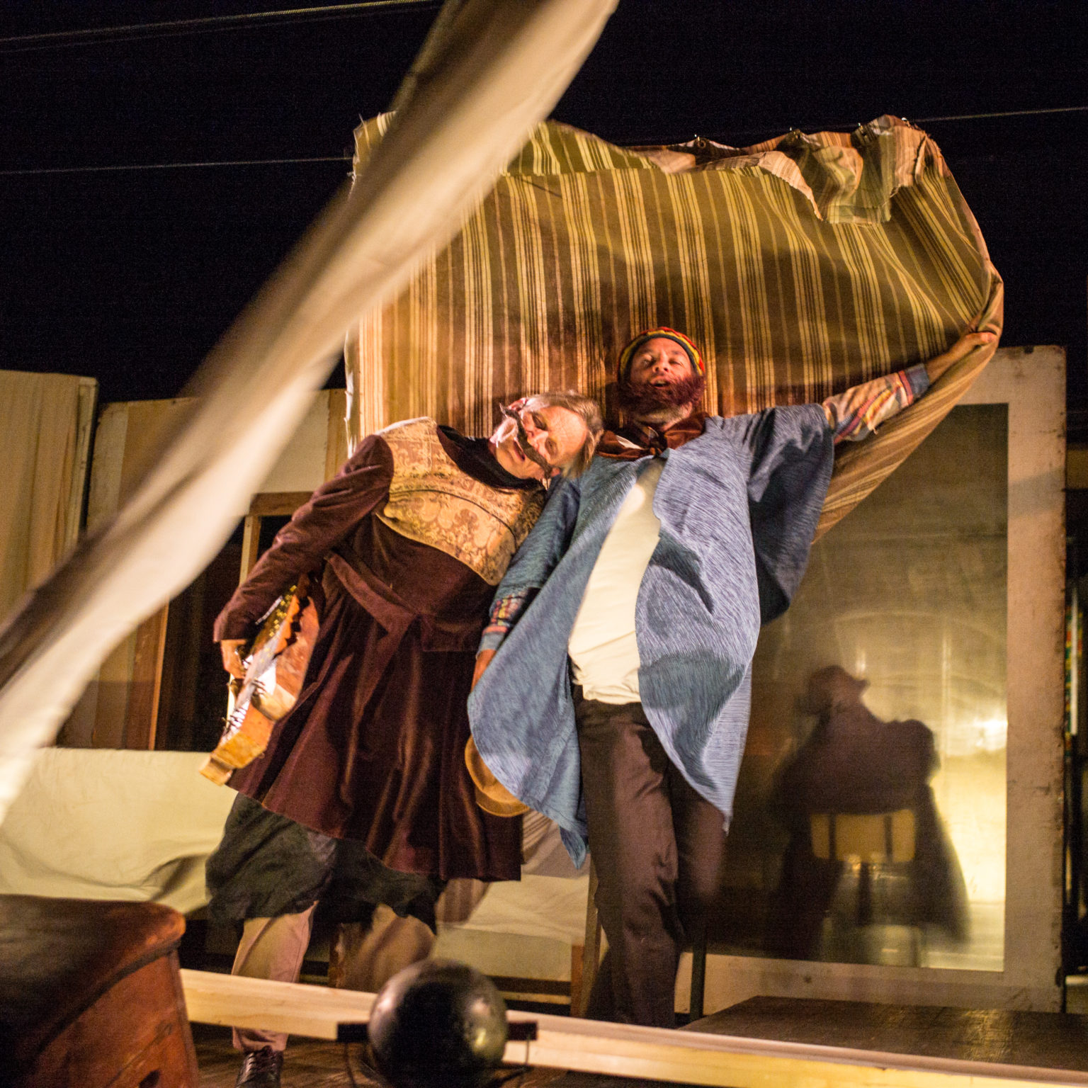 Par autan, spectacle du Théâtre du Radeau, 2022, mise en scène et scénographie François Tanguy, Avec Frode Bjørnstad, Samuel Boré, Laurence Chable, Martine Dupé, Erik Gerken, Vincent Joly, Anaïs Muller. Photo de Jean-Pierre Estournet.