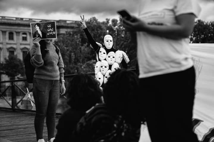 Performance "Je suis Jina" en soutien avec la Révolution féministe "Femme, vie, liberté"  Rezvan ZANDIEH