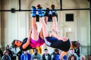 Petra Steindl et Emmi Väisänen dans Screws, mise en scène d’Alexander Vantournhout, création 2019 aux Rencontres chorégraphiques internationales de Seine-Saint-Denis. Photo Bart Grietens.
