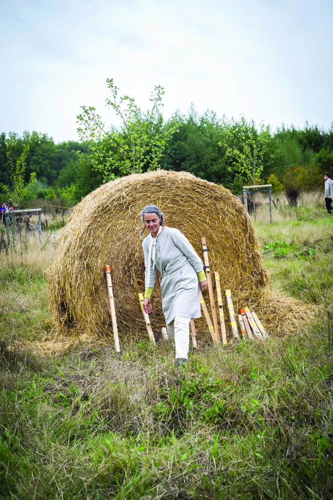 Amy Franceschini dans Compostela de Open Akker/ Futurefarmers (BE/US), création 2023 à Dilbeek. Photo Bea Borgers.