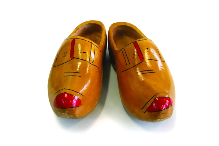 Sabots réalisés par Kees Biesbroek dans Boerenzij de Wapke Feenstra, créé à Rotterdam en 2019. Photo Wapke Feenstra.