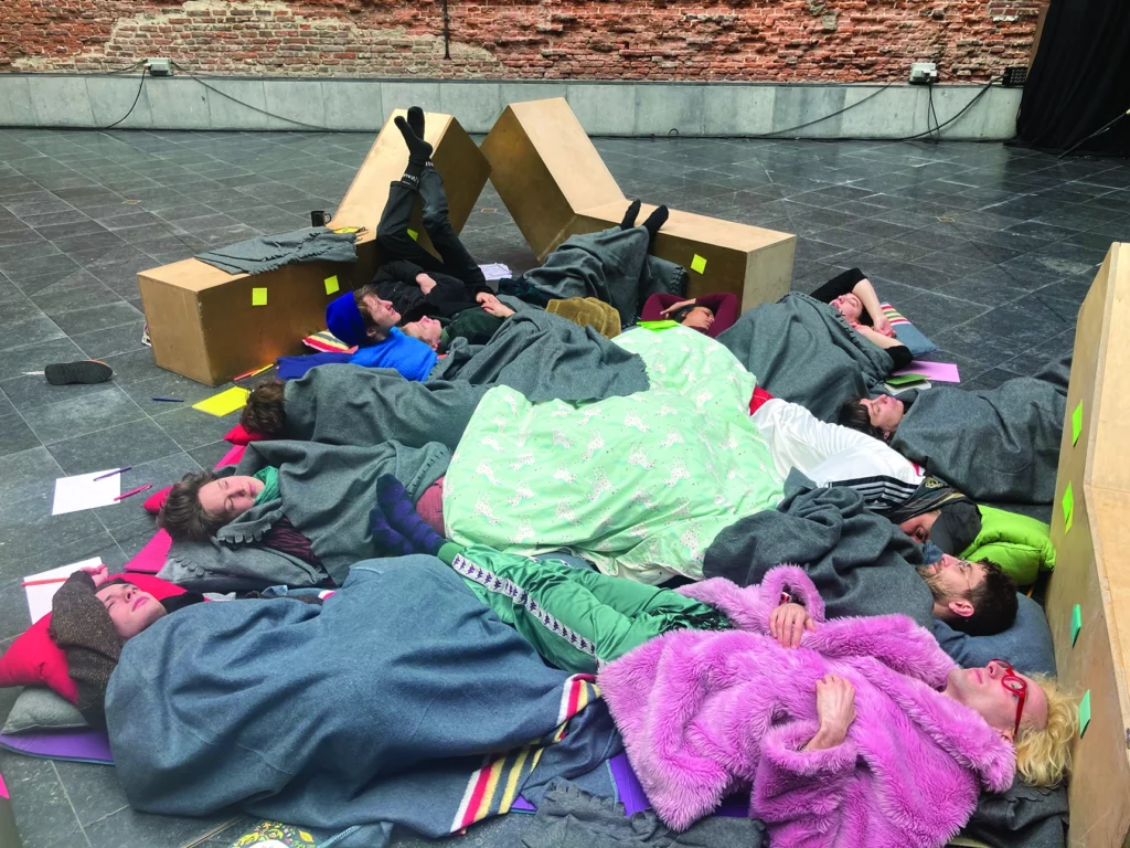 Les Constellé·e·s (marqué·e·s d’une astérisque) et quelques autres de gauche à droite: Paul Gérard*, Laura Oriol*, Marine Thévenet, Lorette Moreau, Maxime Arnould*, Nada Gambier*, Maëva Longvert*, Anita Schneider*, Charlotte David, Salim Djaferi*, Aurélien Leforestier*, Robin Yerlès*. Programme organisé au sein de la Bellone, mars 2022. Photo Cifas.